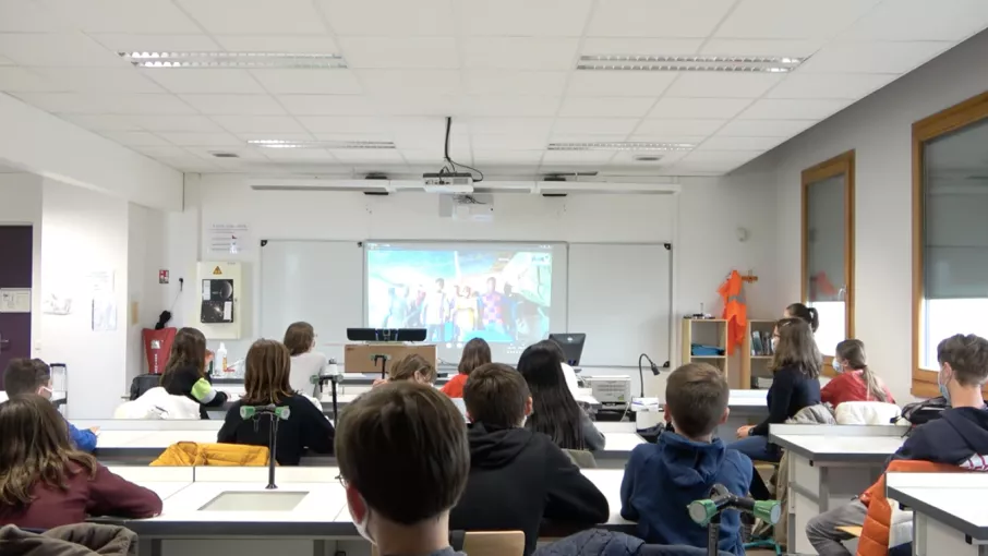 Les élèves des collèges Rose Valland et Thiabédji échangent en direct. © Tétraktys