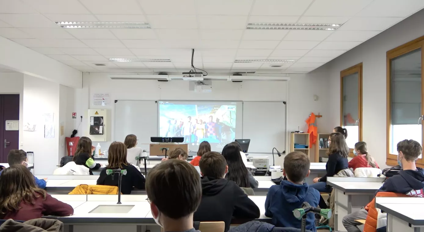 Les élèves des collèges Rose Valland et Thiabédji échangent en direct. © Tétraktys