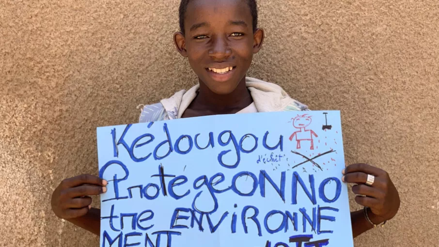 Aliou, un des élèves bénéficiant du programme au collège Maciré Ba à Kédougou, tient dans ses mains l’affiche qu’il a réalisé pour sensibiliser ses camarades. © Tétraktys