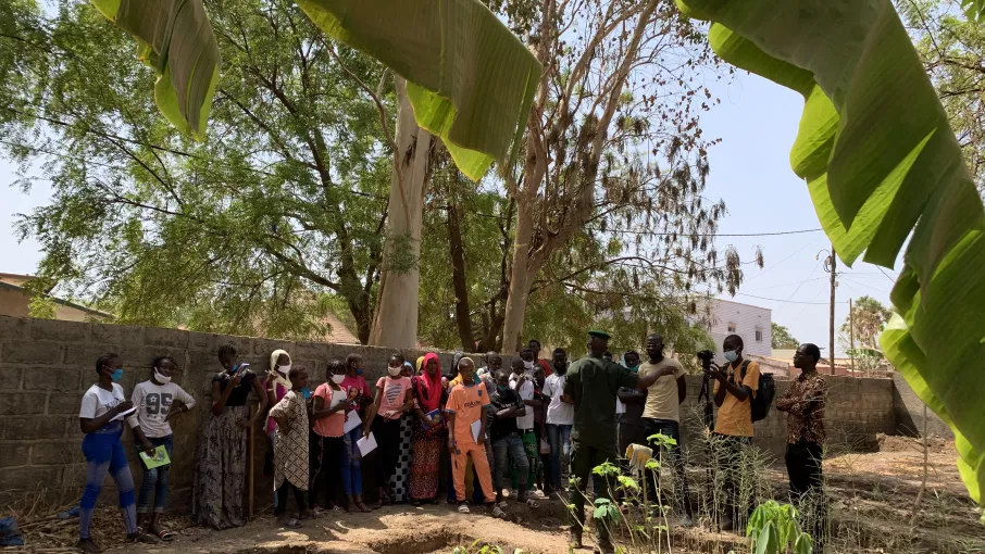 Le capitaine Camara présente la pépinière de la Direction des Eaux et Forêts de Kédougou aux élèves du collège de Thiabedji. © Tétraktys