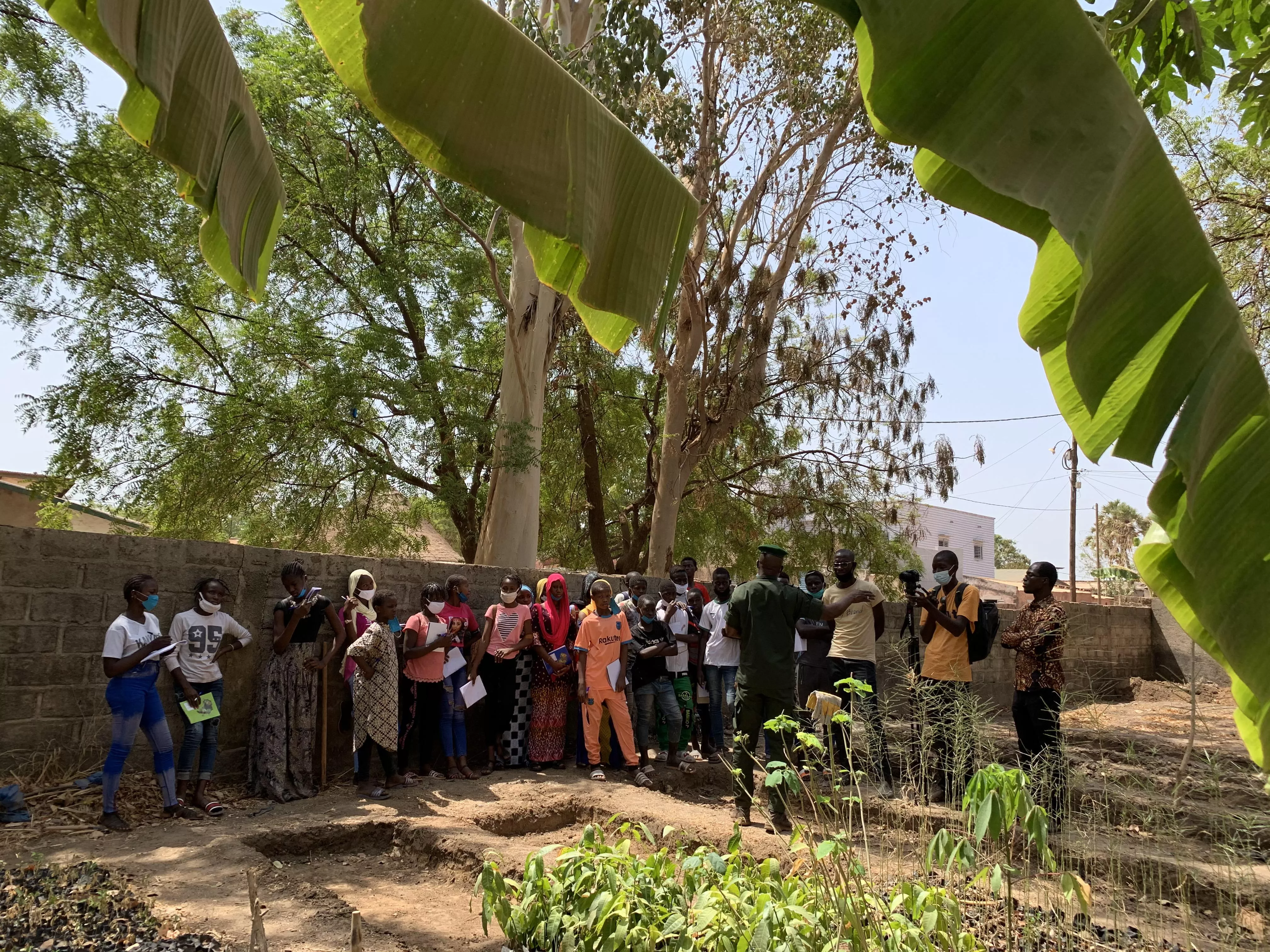 Le capitaine Camara présente la pépinière de la Direction des Eaux et Forêts de Kédougou aux élèves du collège de Thiabedji. © Tétraktys