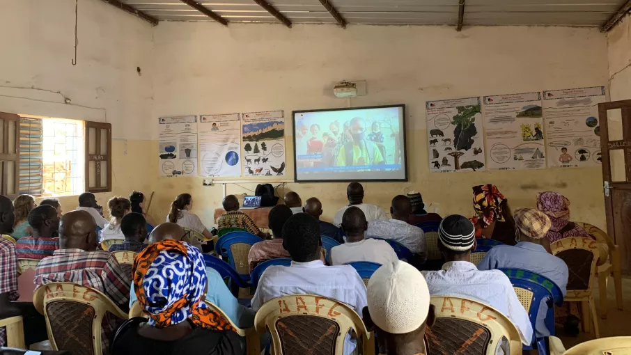 A Kédougou, les élèves du collège Maciré Ba présentent les reportages vidéo qu’ils ont réalisé. © Tétraktys