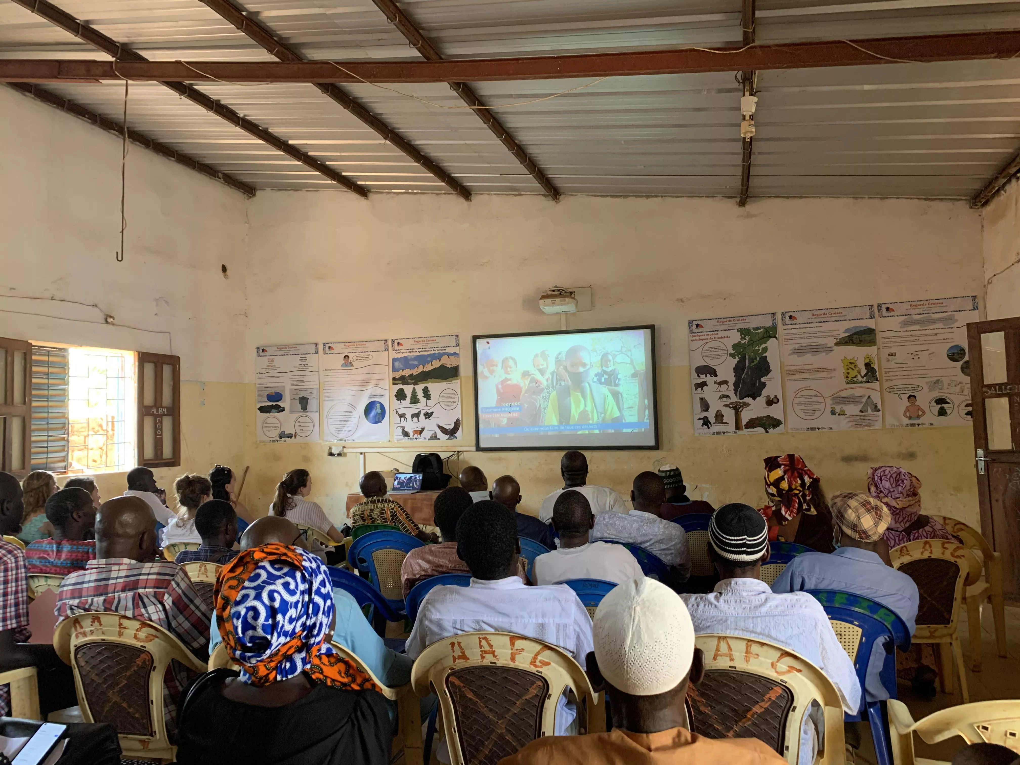 A Kédougou, les élèves du collège Maciré Ba présentent les reportages vidéo qu’ils ont réalisé. © Tétraktys
