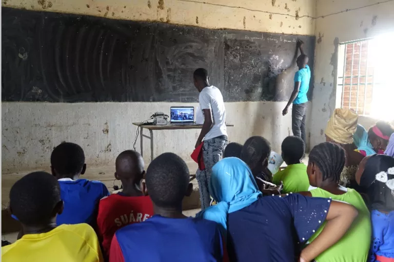 Les élèves du collège de Koussan en visioconférence avec leurs correspondants ©Tétraktys
