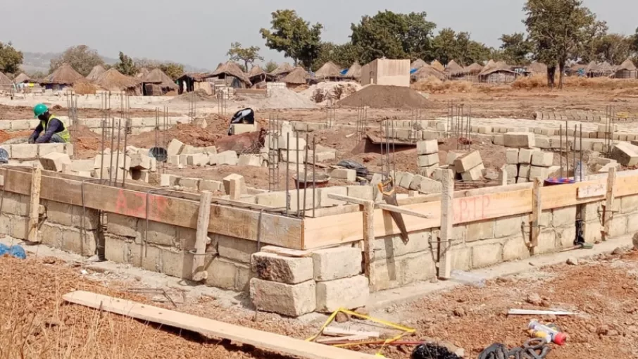 Poste de Bantaco pendant la construction ©AideMédicaletDéveloppement