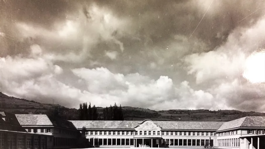 Vue générale de l'Ecole nationale professionnelle de filles de Vizille, vers 1935, photographie Lucien Beaugers © Archives départementales de l'Isère