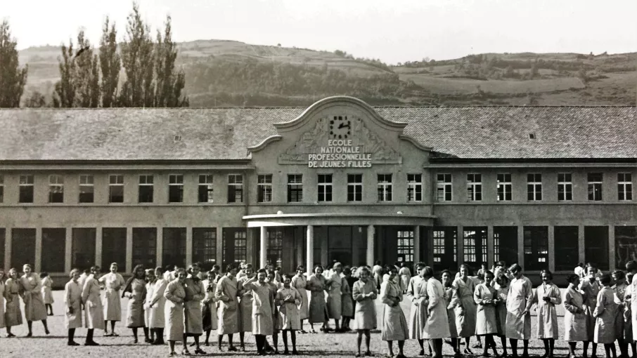 Les jeunes filles dans la cour, sans date, photographie Lucien Beaugers © Archives départementales de l'Isère