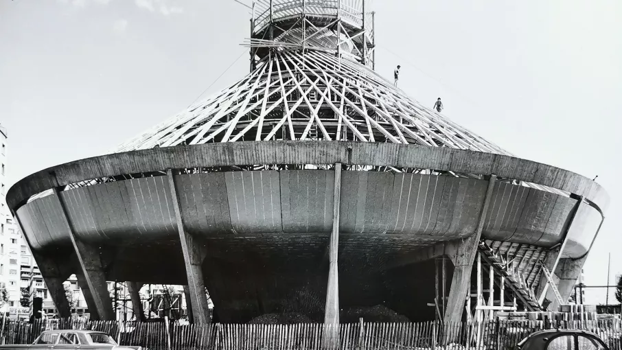 Pose de la charpente, 1964. Fonds Maurice Blanc, Archives Départementales de l’Isère ©  Archives Départementales de l’Isère 