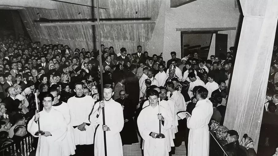 Les fidèles rassemblés dans le narthex lors de l’inauguration de l’église, Avril 1965. Fonds Maurice Blanc, Archives Départementales de l’Isère © Archives Départementales de l’Isère 