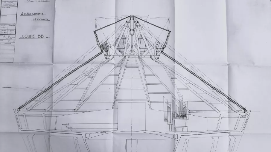 Eglise Saint-Jean, Coupe sur l’édifice montrant les aménagements projetés à l’intérieur : suppression du mobilier fixe, mise en place de gradins à l’emplacement du baptistère, création du buffet d’orgues et reconstruction du mur séparant le chœur de la sacristie. Conseil Technique Grenoblois, Mai 1979, AMMG 650W86 © Archives Municipales et Métropolitaines de Grenoble