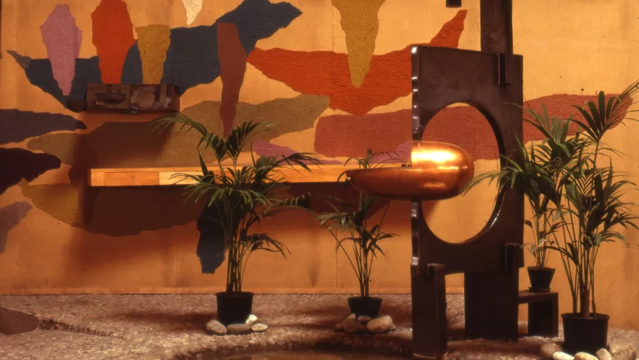 Le baptistère et le tabernacle conçu par le sculpteur Pierre Székély ; en fond une tapisserie signée probablement de son épouse Véra. Photo Lucien Sage, années 1970. Collection Musée Dauphinois © Lucien Sage - Collection Musée Dauphinois