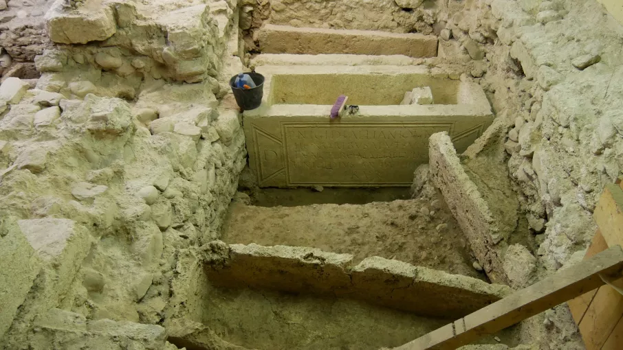Les sarcophages en pierre du choeur de l'ancienne église Saint-Pierre © Patrimoine culturel - Département de l'Isère