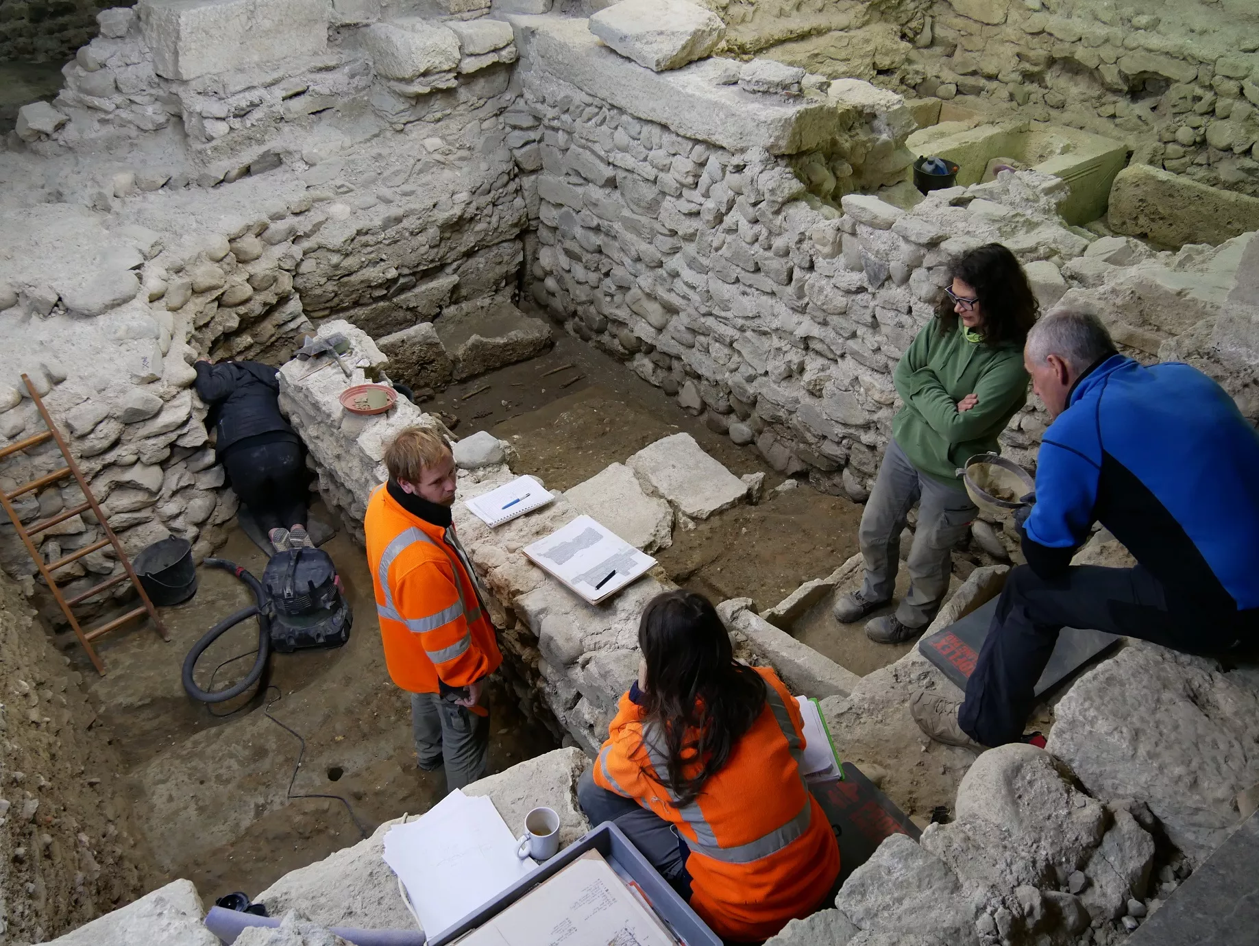 L'équipe du chantier de fouilles de l'ancienne église Saint-Pierre, Moirans © Patrimoine culturel - Département de l'Isère