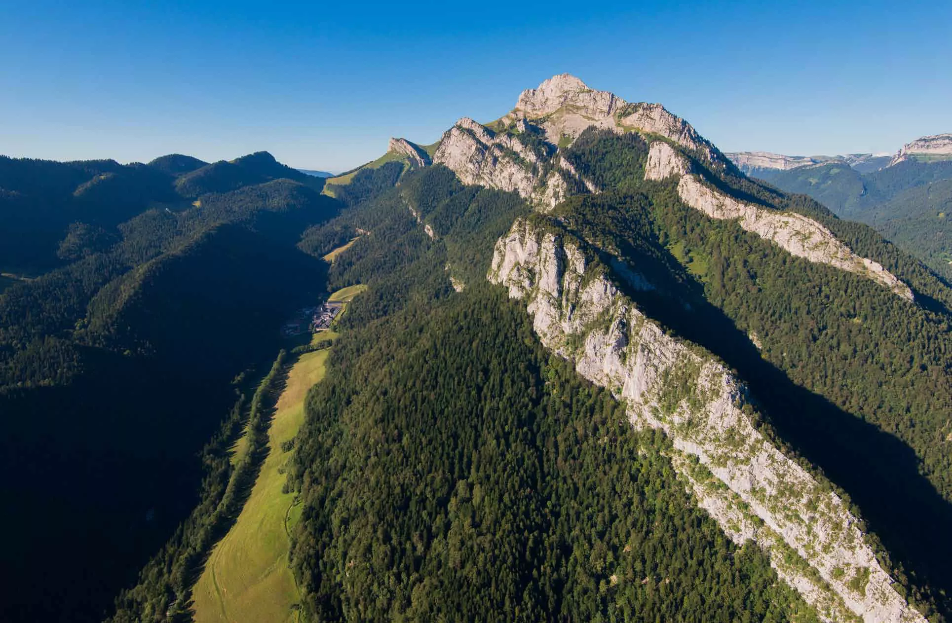 Image aérienne massif de la Chartreuse © Patrimoine culturel - Département de l'Isère