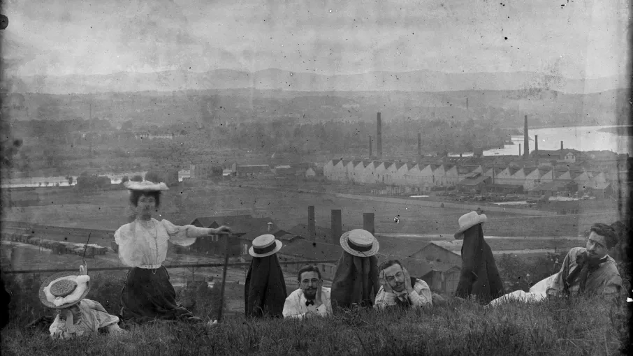 Paysage, vallée industrielle avec sheds et cheminées © Musée dauphinois - Département de l'Isère