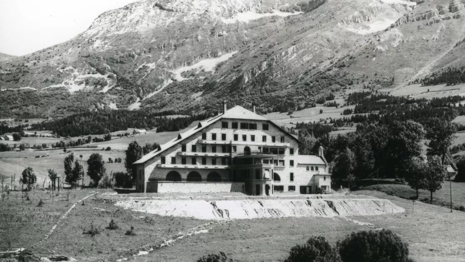 Carte postale montrant le Home d’enfants « Le Clocher », André Hourlier photographe © Collection Musée Dauphinois - Département de l'isère