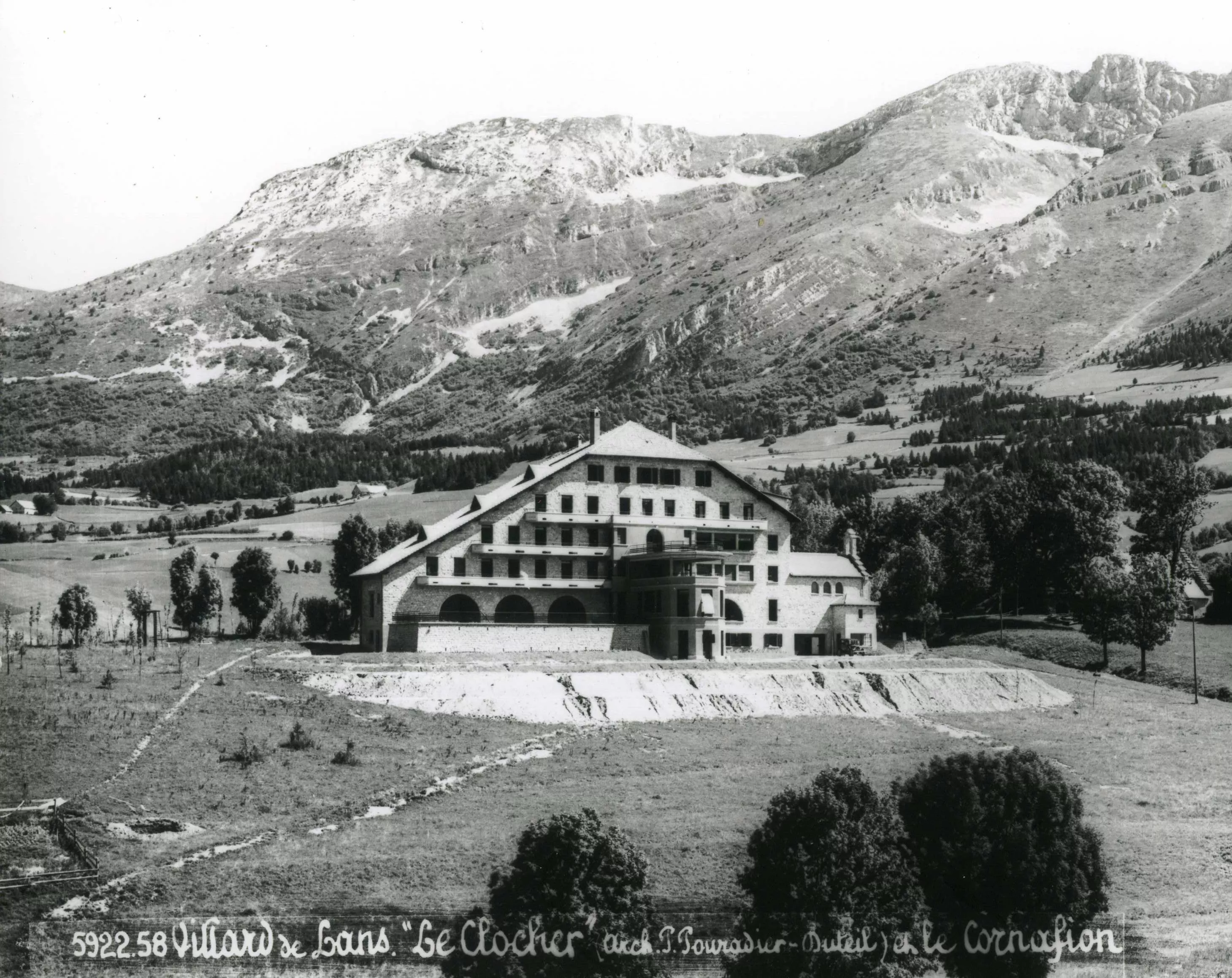 Carte postale montrant le Home d’enfants « Le Clocher », André Hourlier photographe © Collection Musée Dauphinois - Département de l'isère