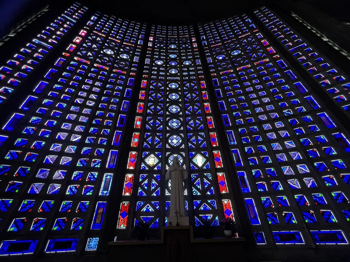 Vue rapprochée de la verrière du choeur de Notre-Dame-de-Consolation, au Raincy. Maître-verrier : Marguerite Huré ; cartons : Maurice Denis. © Djah, sous Licence « CC BY SA 3.0 »