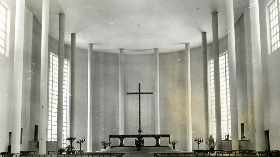 Intérieur de l’église Sainte-Thérèse-de-l’Enfant-Jésus à Froges, fonds Abbé Meyer © Patrimoine culturel 