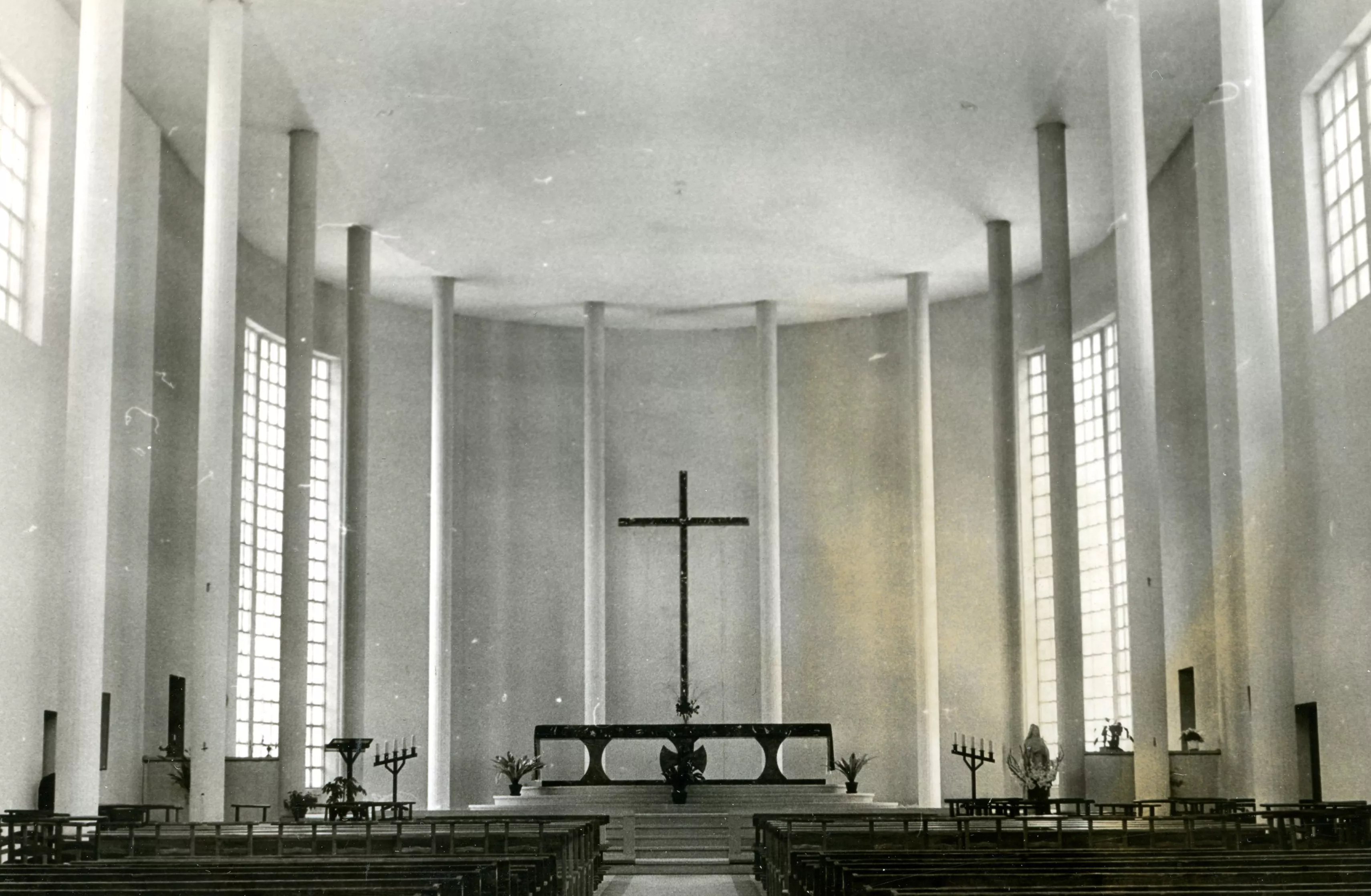 Intérieur de l’église Sainte-Thérèse-de-l’Enfant-Jésus à Froges, fonds Abbé Meyer © Patrimoine culturel 