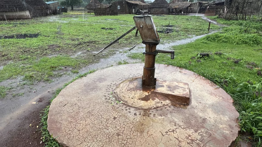 Photographie d'une pompe à motricité humaine située dans le village de Kourounghoto dans la commune de Ninéfécha © Chloé Richard - Photographie d'une pompe à motricité humaine située dans le village de Kourounghoto dans la commune de Ninéfécha