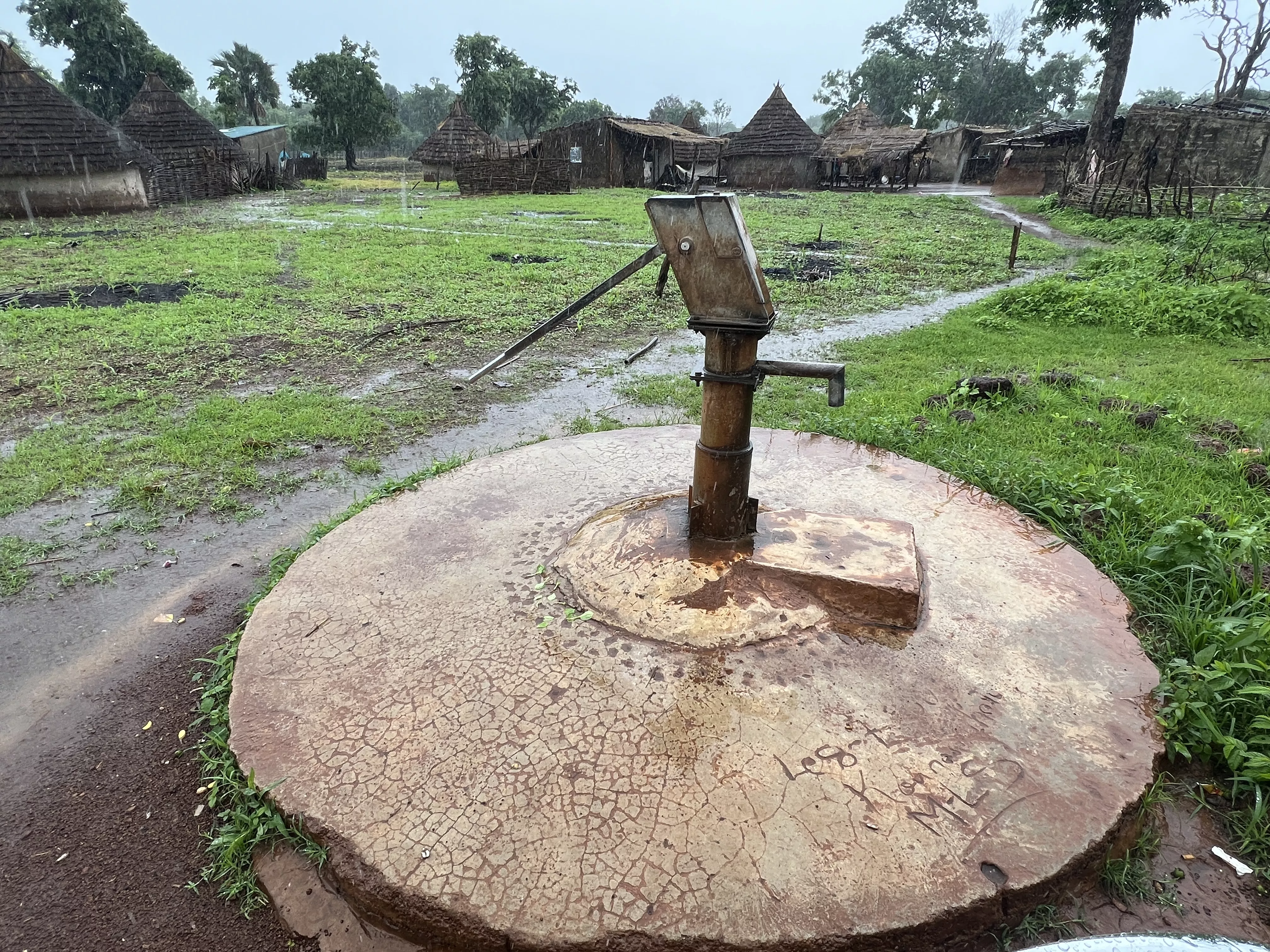 Photographie d'une pompe à motricité humaine située dans le village de Kourounghoto dans la commune de Ninéfécha © Chloé Richard - Photographie d'une pompe à motricité humaine située dans le village de Kourounghoto dans la commune de Ninéfécha
