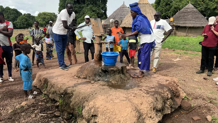 Photographie de l'utilisation d'une pompe à motricité humaine située dans le village d'Angoussaka dans la commune de Ninéfécha © Chloé Richard - Photographie de l'utilisation d'une pompe à motricité humaine située dans le village d'Angoussaka dans la commune de Ninéfécha