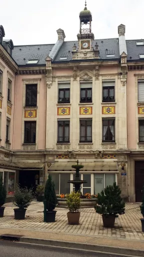 La cour de la distillerie Bonal à Saint-Laurent-du-Pont.