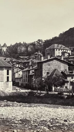 Chantier de construction des immeubles de la rue Vaucanson, vue prise vers la rue de la Porte de la Buisse (Photographie anonyme, Collection  Musée dauphinois). © Musée dauphinois