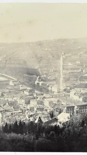 Les coteaux de Criel encore peu occupés ; le mail (axe au centre planté d’arbres) se prolonge vers Paviot et les étendages des blanchisseries. Photographie anonyme, Collection Musée dauphinois © Musée dauphinois