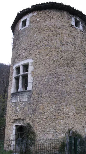 La tour et escalier du château de Tullins. Cette tour est contemporaine de l'escalier en vis qui s'appuie sur un mur plus ancien, XVe s. © Patrimoine culturel