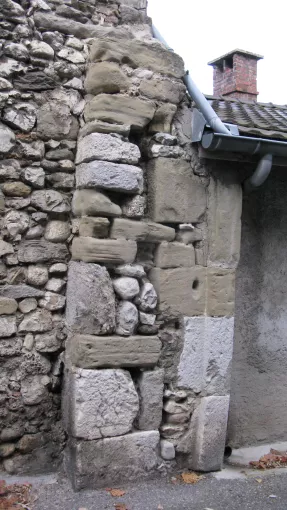 Vestiges de la porte de Racin ou de Saint-Laurent. Peut-être s'agit-il des traces de travaux commandés en 1321-1322 © Patrimoine culturel
