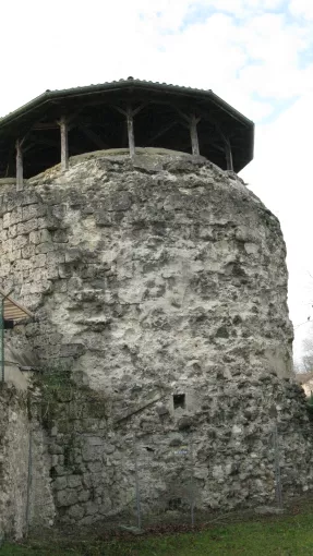 Cette tour circulaire constitue le seul vestige du château © Patrimoine culturel