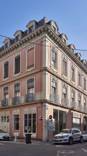 Immeuble de type haussmannien avec commerces et  porte cochère au rez-de-chaussée, angle rue Allard et Vaucanson. © Patrimoine culturel