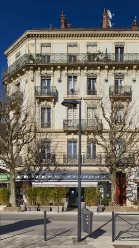Opulent immeuble haussmannien construit par des soyeux lyonnais en 1895 face à la gare, 9 avenue des frères Tardy © D.Lachas