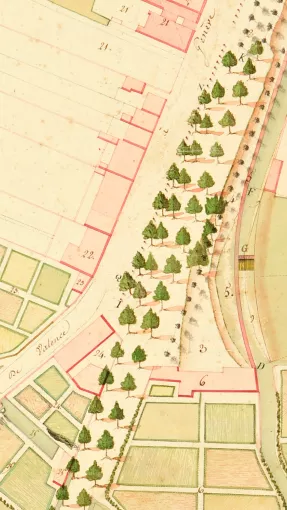 « Plan d’une portion de la ville avec projet de quai le long de la Morge, borne pour le marché et plantations », 1813 (AM Voiron). Sa légende indique les noms des personnes occupant les immeubles du mail. © Patrimoine culturel