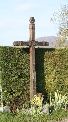 Croix  au liu-dit « Beaudiné », Chirens, 1931 ;  Bois sculpté. © Patrimoine culturel