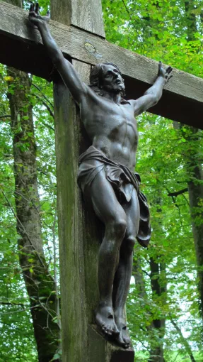 Christ en croix, St-Geoire-en-Valdaine Fonte moulée (modèle « Bouchardon ») sur croix en bois © Patrimoine culturel