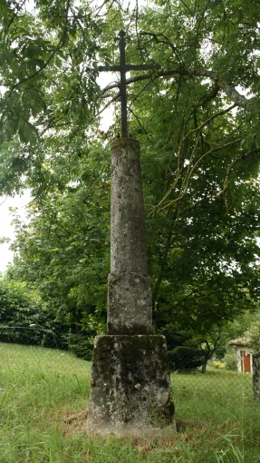 Croix des Michauds, St-Geoire-en-Valdaine, calcaire et fer forgé,  datée 1677 (socle) © Patrimoine culturel