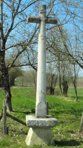 Crois du Clos, St-Jean-d’Avelanne,  Pierre calcaire, datée 1689 (dé) © Patrimoine culturel