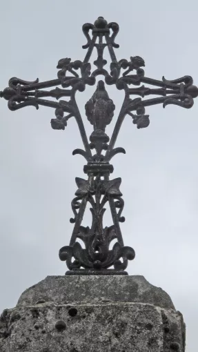 Croix, chemin du Mûrier,  St-Jean-de-Moirans ;  Fonte moulée, sur pilier béton. © Patrimoine culturel