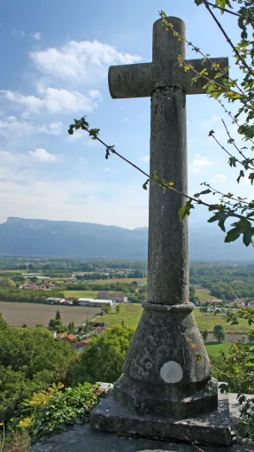 Croix « de Saint-Bruno »,  chemin du belvédère, Tullins ;   pierre calcaire. © Patrimoine culturel
