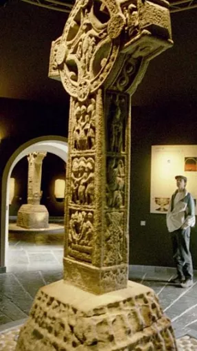 Croix dite « des Saintes Ecritures » IXe siècle, Monastère de Clonmacnoise,  Irlande © https://creativecommons.org/licenses/by-sa/4.0