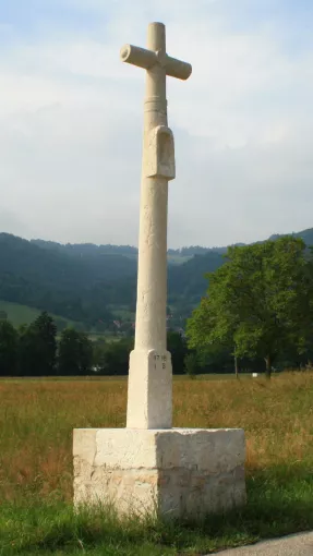 Probablement issue du même atelier que celle placée dans le cimetière voisin, la magnifique croix du Plan à Saint-Aupre (1708), est représentative de ce modèle. Elle est adjointe d’un cœur sculpté à la croisée et creusée d’une niche servant à abriter une statue, dispositif qui perdure par la suite sur bon nombre de croix rurales en bois local.