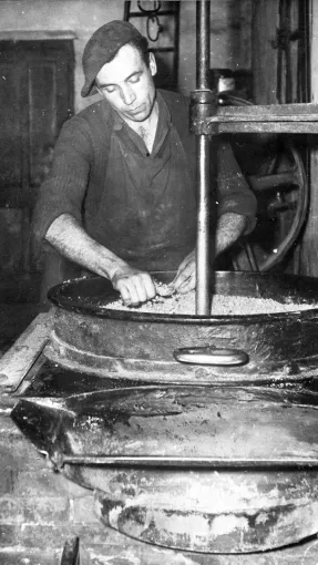 Pressage de l'huile de noix, Le Pin © Numemoris de AHPV