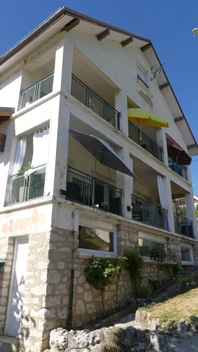 L'ancienne maison d’enfants La Soleillette. Les anciennes galeries de cure en sont les caractéristiques © Service du Patrimoine cuturel - Département de l'Isère