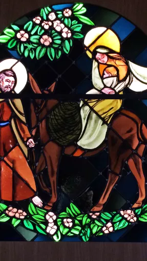 Le vitrail de La Fuite en Egypte restauré, présenté dans un coffrage rétroéclairé dans l’église saint-Bonet à Villard-de-Lans © Service du Patrimoine culturel - Département de l'Isère