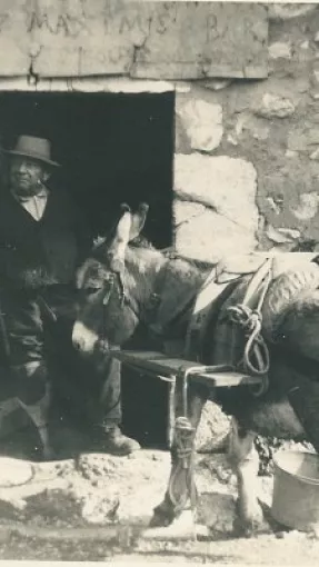 Le Père Fournier adossé à la porte du Habert des Ayes, 1964 © J.C Frachon, Spéléoclub du Jura