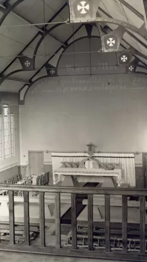 Intérieur de l’église vers 1936, vu depuis la tribune. L’inscription et les combles sont aujourd’hui masqués par un plafond. Coll. particulière © Patrimoine culturel-CD38