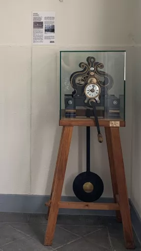 L'horloge restaurée est replacée dans son bâtiment d'origine